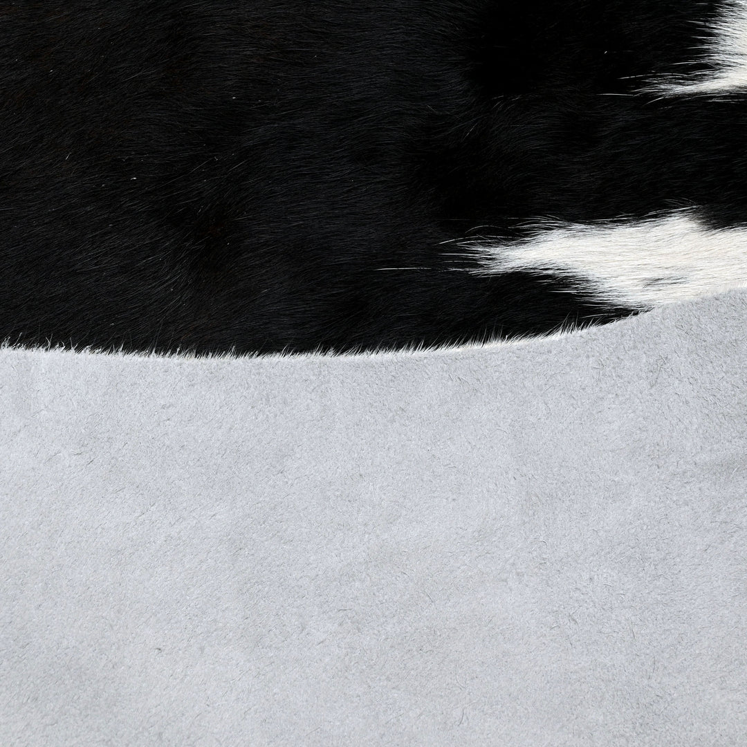 Black & White Spinal Blaze Cowhide 5.5x5.5 FT