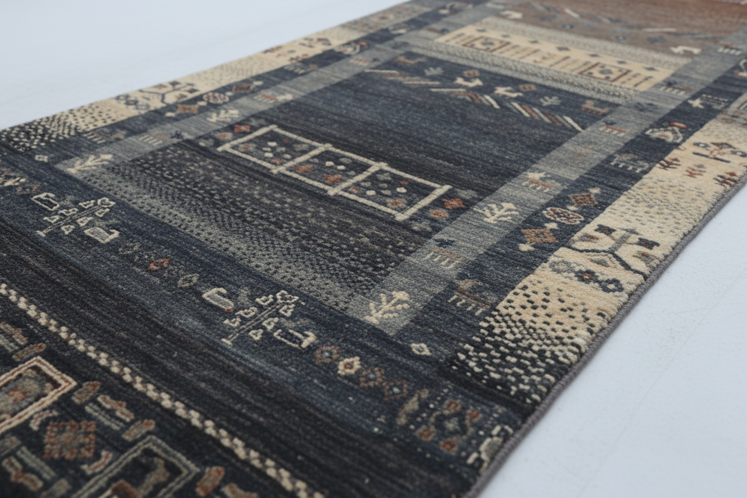 Khurjin Grey Runner 1674 Close-up 2